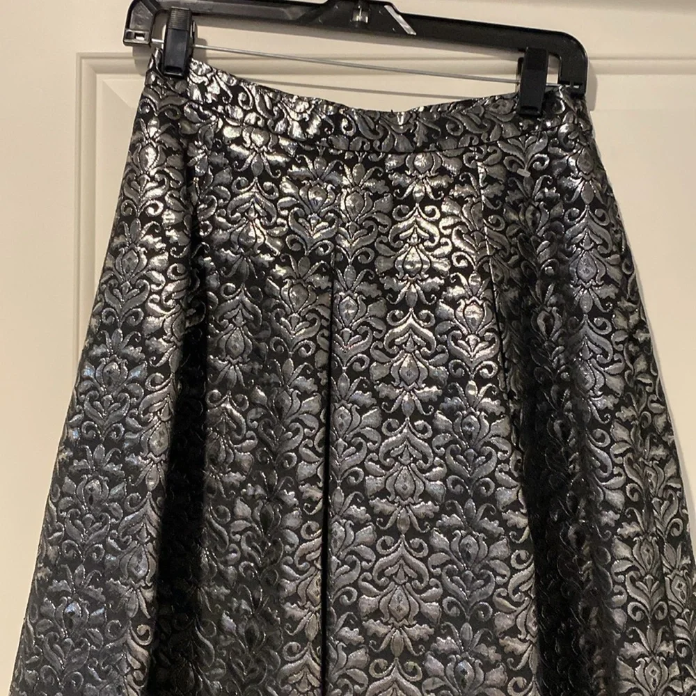Beautiful brocade evening skirt w/side pockets & hidden side zipper - Picture 2 of 3